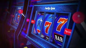 Myanmar ဘောလုံးပရိသတ် Live Betting Phone APP ဖြင့် လောင်းကစားနေသောပုံ